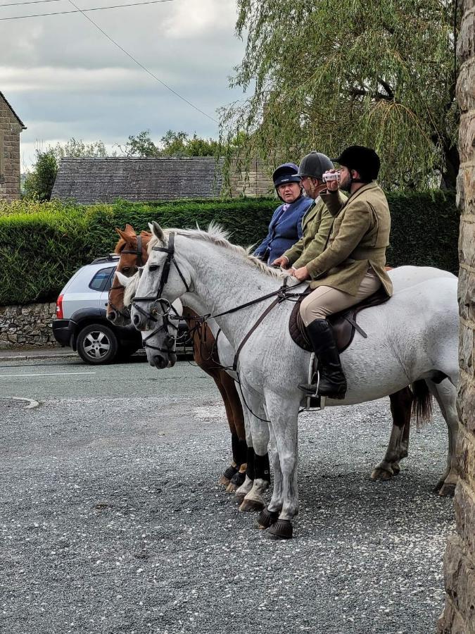 Peak District, The Greyhound Inn, Warslow Circa 1750 外观 照片